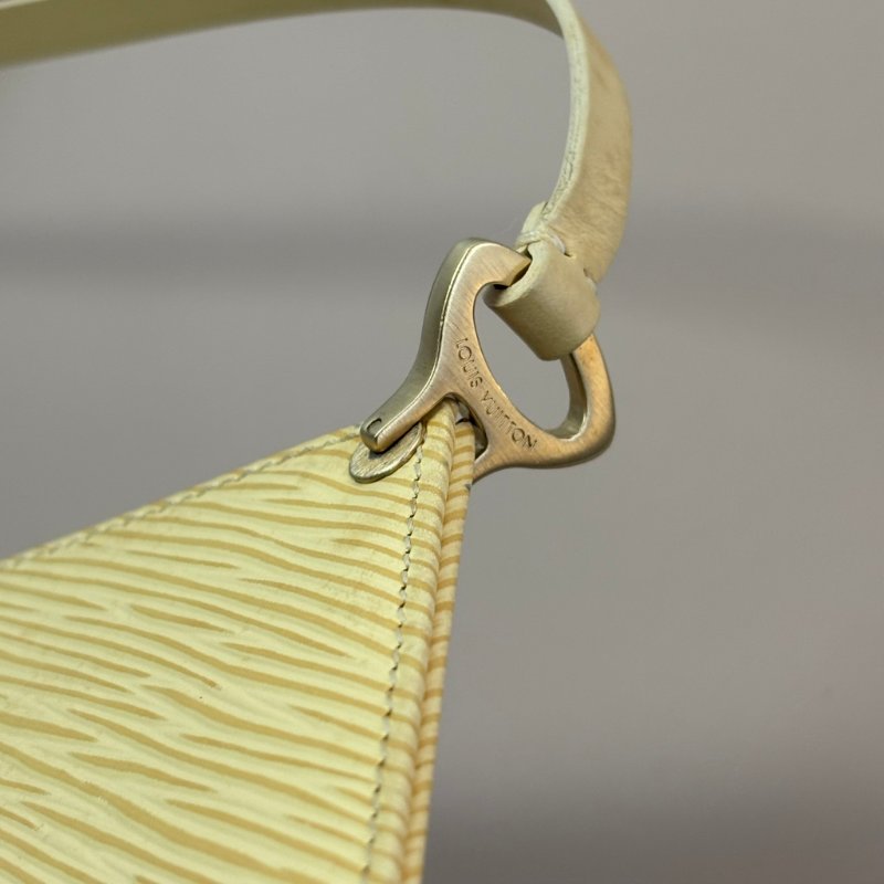 ::LOUIS VUITTON:: LV M5262A 米黃色EPI皮革吸釦橫式手提肩背包-9