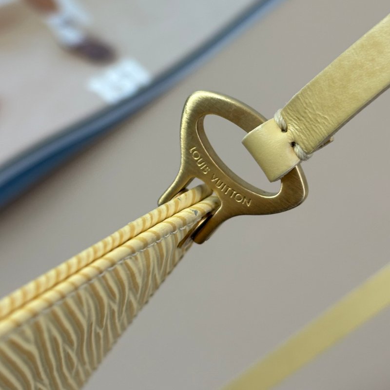 ::LOUIS VUITTON:: LV M5262A 米黃色EPI皮革吸釦橫式手提肩背包-10