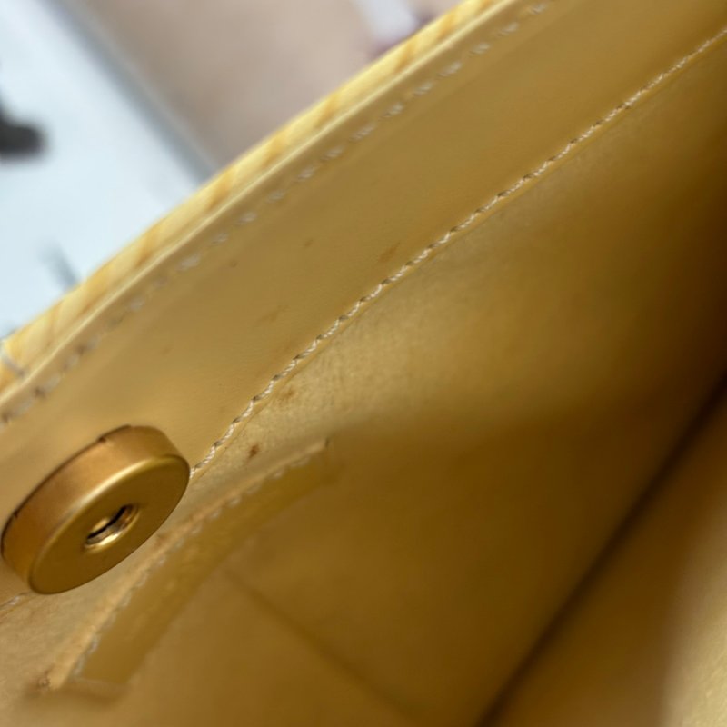 ::LOUIS VUITTON:: LV M5262A 米黃色EPI皮革吸釦橫式手提肩背包-24