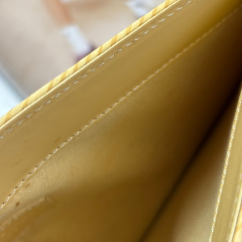 ::LOUIS VUITTON:: LV M5262A 米黃色EPI皮革吸釦橫式手提肩背包-25