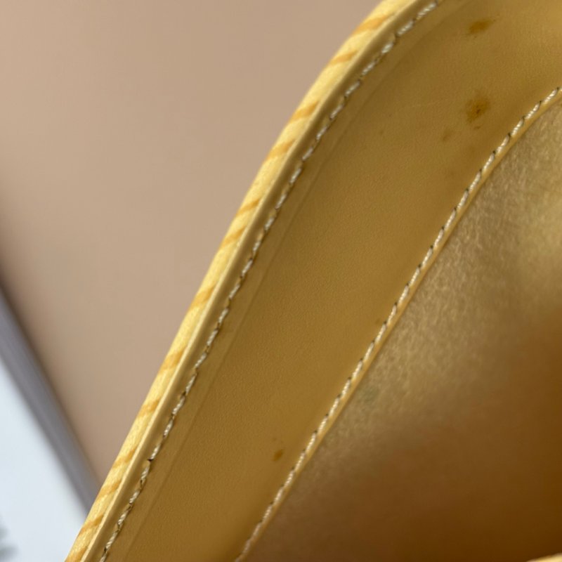 ::LOUIS VUITTON:: LV M5262A 米黃色EPI皮革吸釦橫式手提肩背包-30