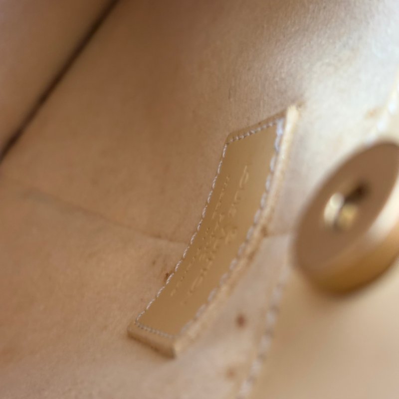 ::LOUIS VUITTON:: LV M5262A 米黃色EPI皮革吸釦橫式手提肩背包-33