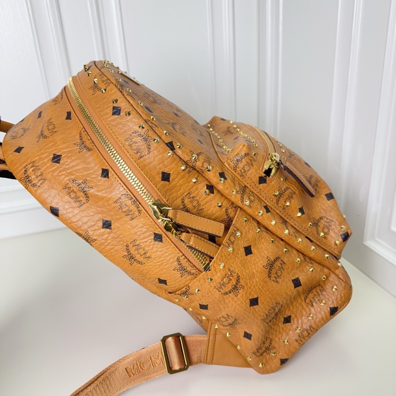 98新MCM Stark Visetos 老花滿印 經典雙側鉚釘 塗層帆布 背包雙肩包-2