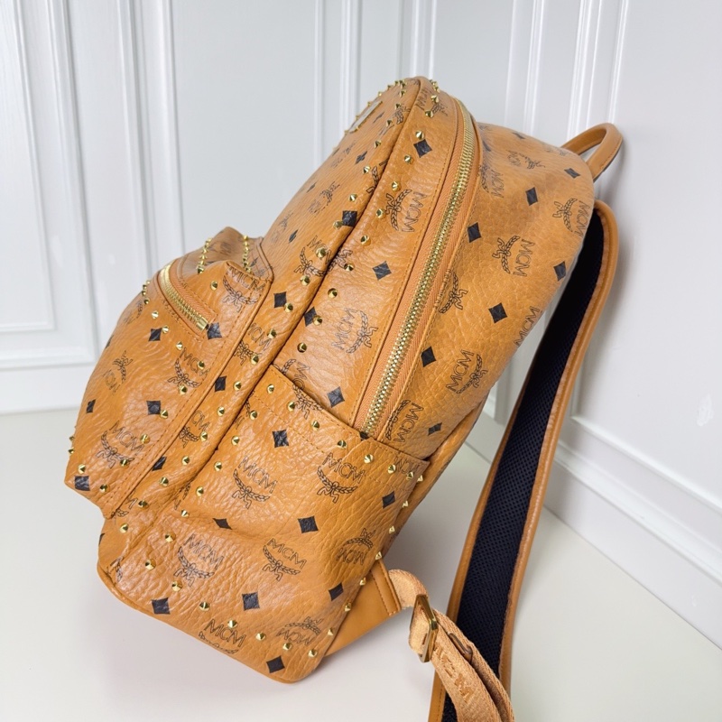 98新MCM Stark Visetos 老花滿印 經典雙側鉚釘 塗層帆布 背包雙肩包-3