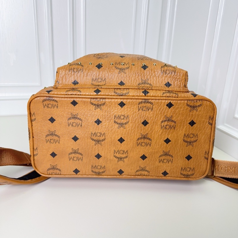 98新MCM Stark Visetos 老花滿印 經典雙側鉚釘 塗層帆布 背包雙肩包-4