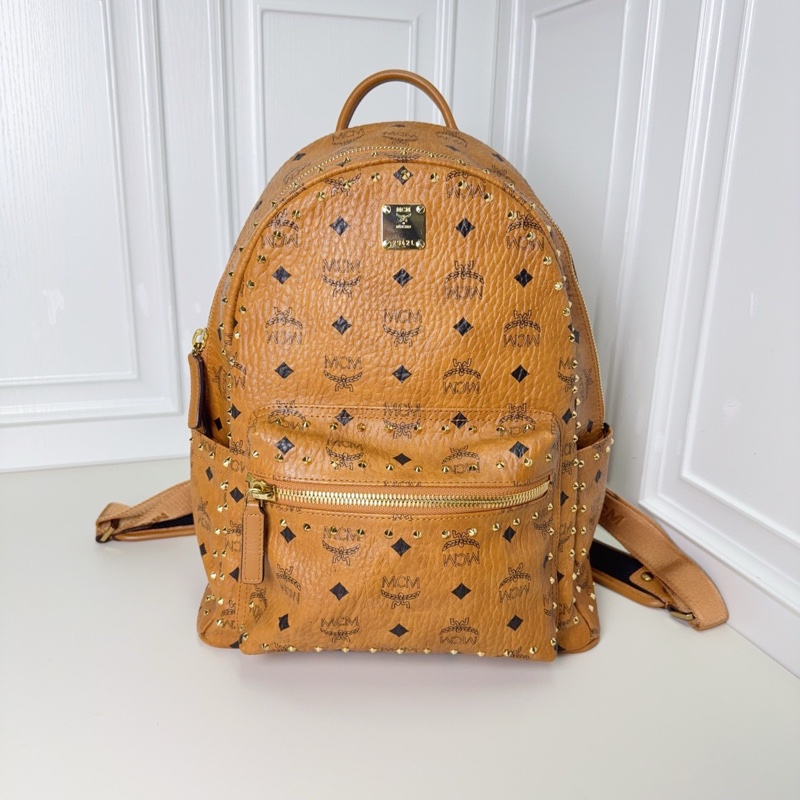 98新MCM Stark Visetos 老花滿印 經典雙側鉚釘 塗層帆布 背包雙肩包-5