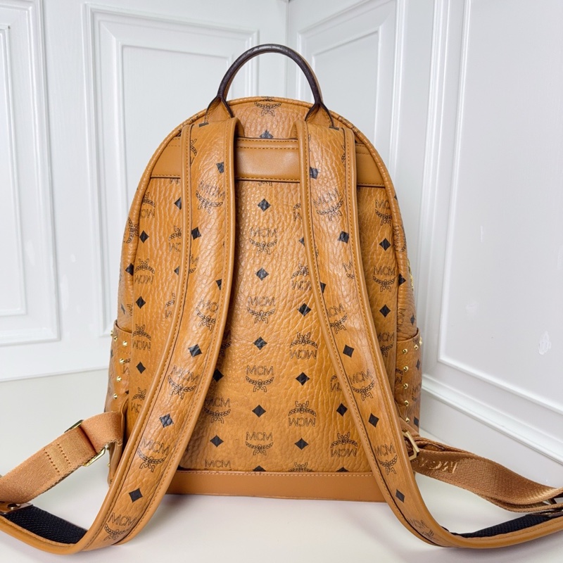 98新MCM Stark Visetos 老花滿印 經典雙側鉚釘 塗層帆布 背包雙肩包-6