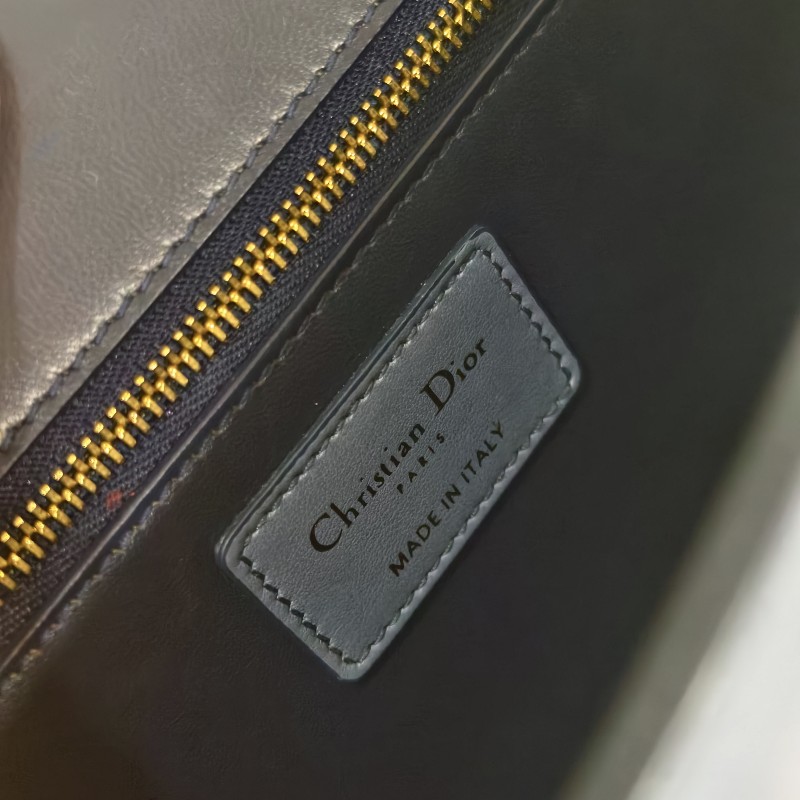 迪奧
Dior 30 Montaigne 翻蓋包 光滑小牛皮 限定色漸層靛藍色-8