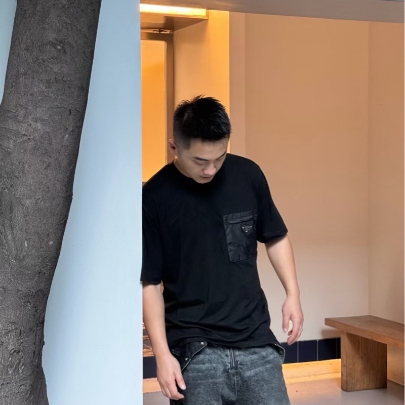 Prada 男款 再生尼龍 平紋T恤 黑色-4