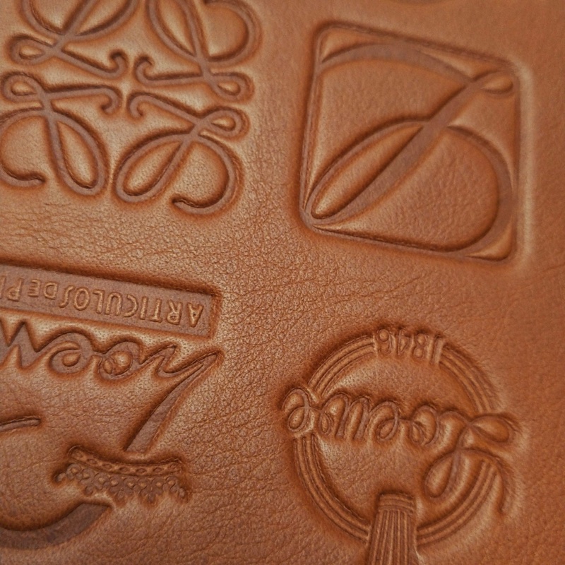 🤎 都會質感 ‧ Loewe 牛皮Logo壓紋拉鍊長-14