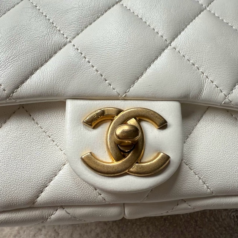 CHANEL 22S 香奈兒白色金釦粗鍊肩背包-1