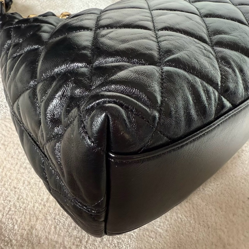 CHANEL 24A hobo金釦粗鍊腋下包肩背包-11