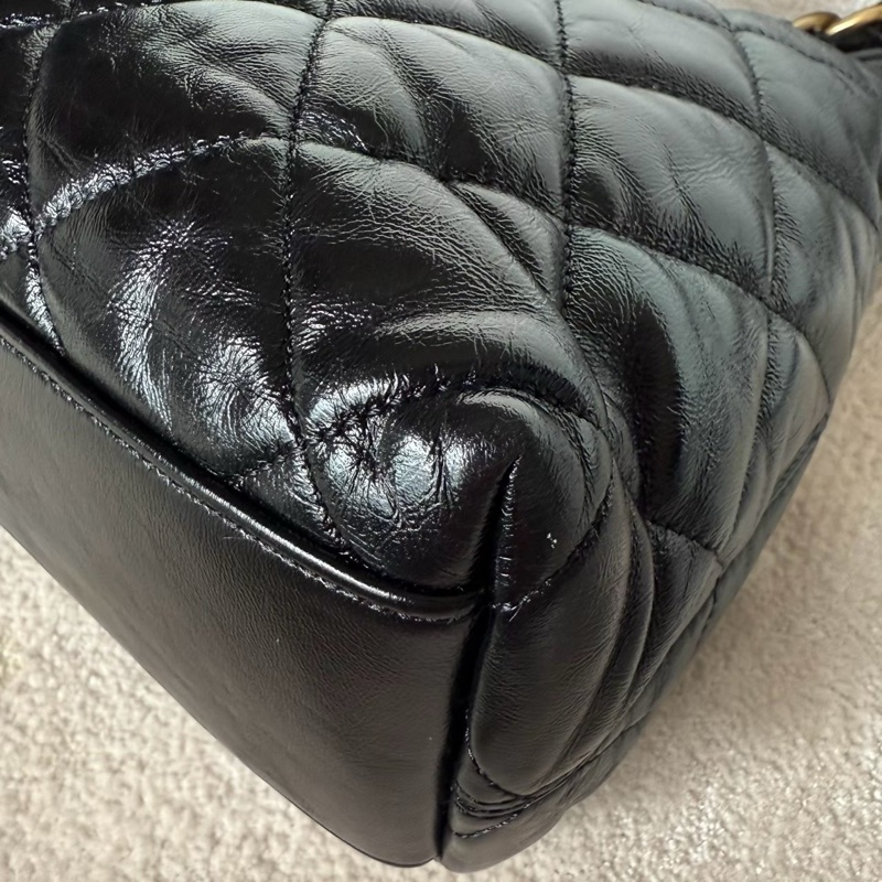 CHANEL 24A hobo金釦粗鍊腋下包肩背包-12