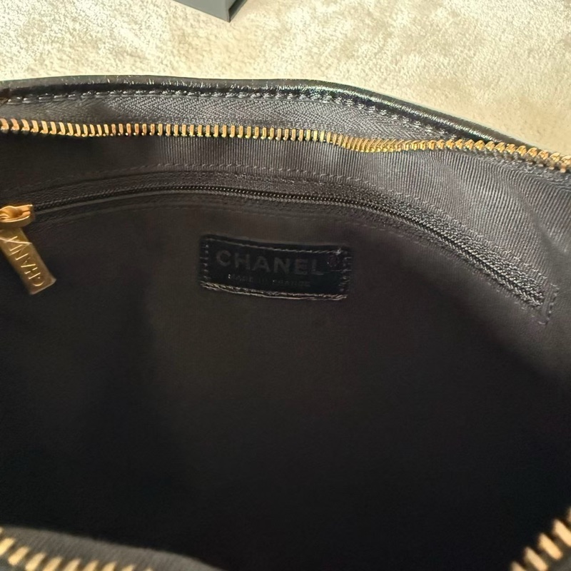 CHANEL 24A hobo金釦粗鍊腋下包肩背包-16