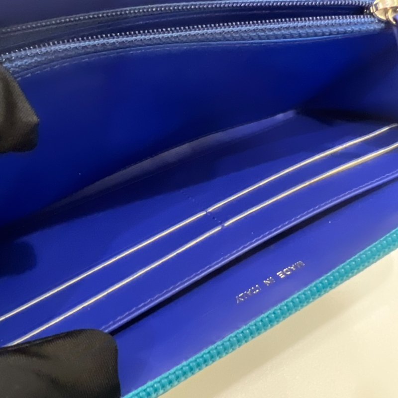 CHANEL 17開 淺藍荔枝皮拚色琺瑯logoㄇ拉長夾-5