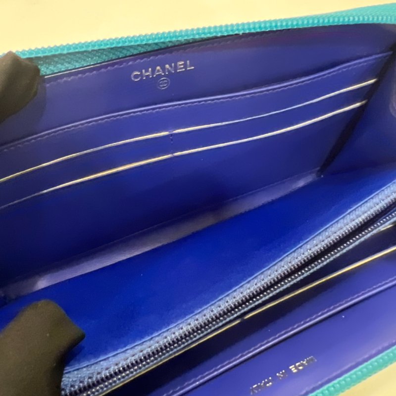 CHANEL 17開 淺藍荔枝皮拚色琺瑯logoㄇ拉長夾-6