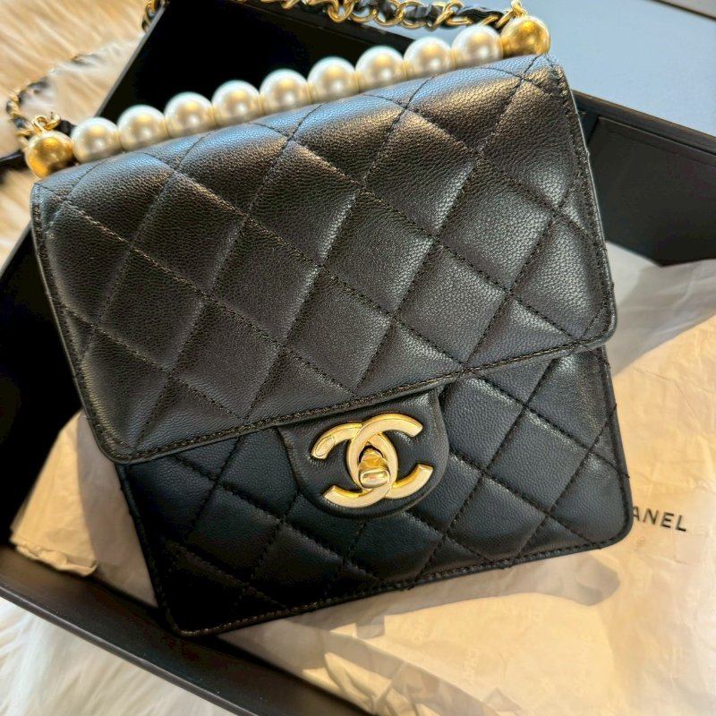 CHANEL 珍珠口蓋小方包-1