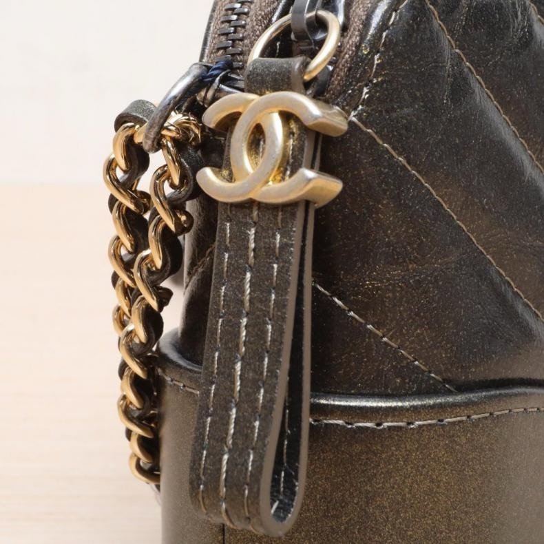 CHANEL(香奈兒) GABRIELLE 流浪 WOC 拉鏈版 19cm 金色 漆皮 28開 金扣-13