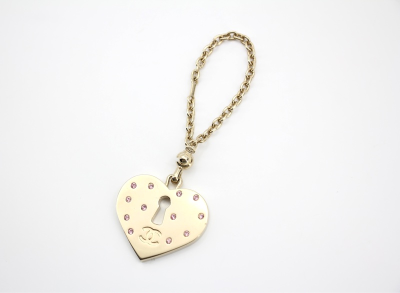 Chanel Vintage 02P 水鑽粉紅色愛心鎖牌掛飾-0