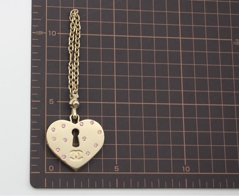 Chanel Vintage 02P 水鑽粉紅色愛心鎖牌掛飾-13