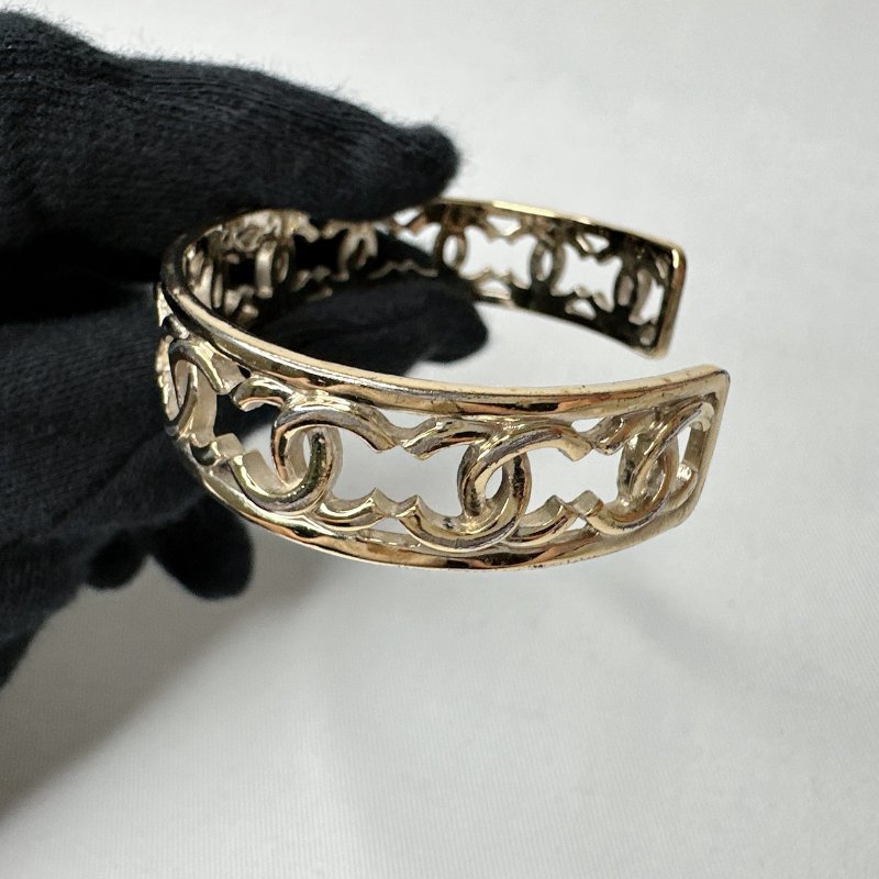 CHANEL 雙C淡金鏤空手鐲-4