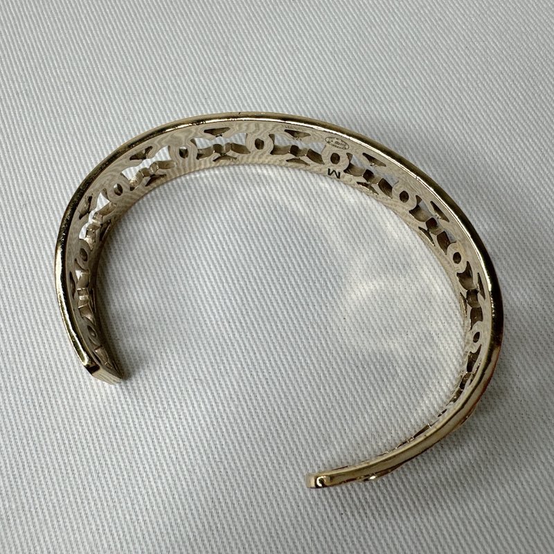 CHANEL 雙C淡金鏤空手鐲-9