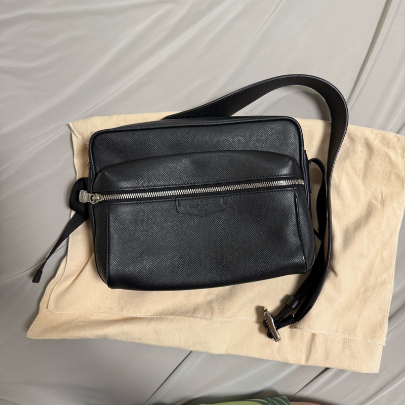 LOUIS VUITTON Taiga 郵差包 M33435-0