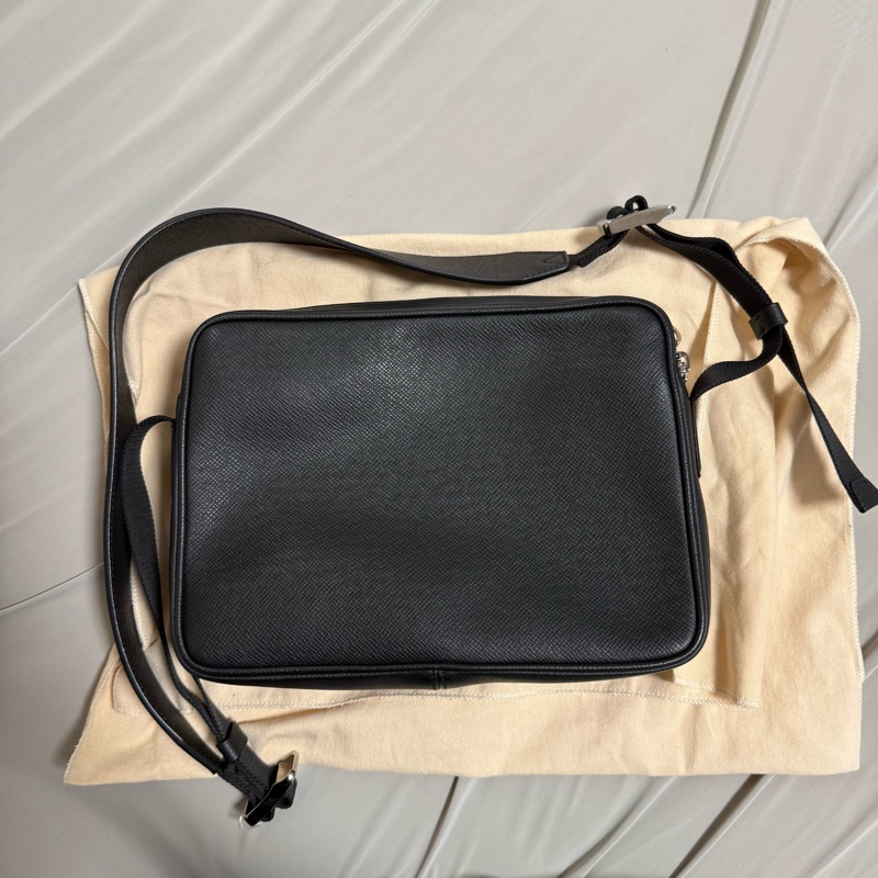 LOUIS VUITTON Taiga 郵差包 M33435-1