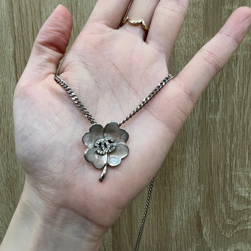 Chanel 銀色金屬花朵水鑽雙C項鍊-0