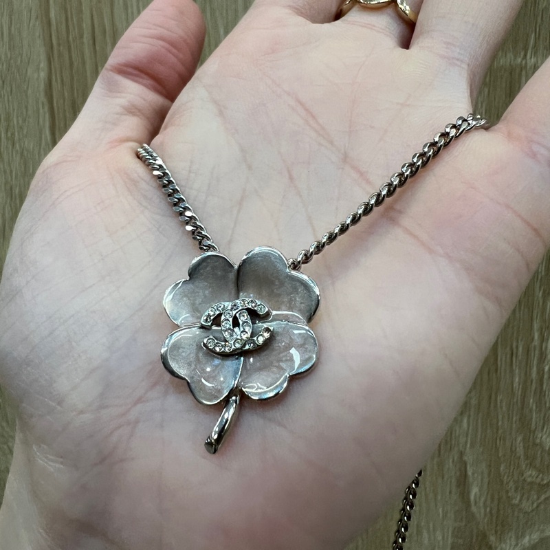 Chanel 銀色金屬花朵水鑽雙C項鍊-1