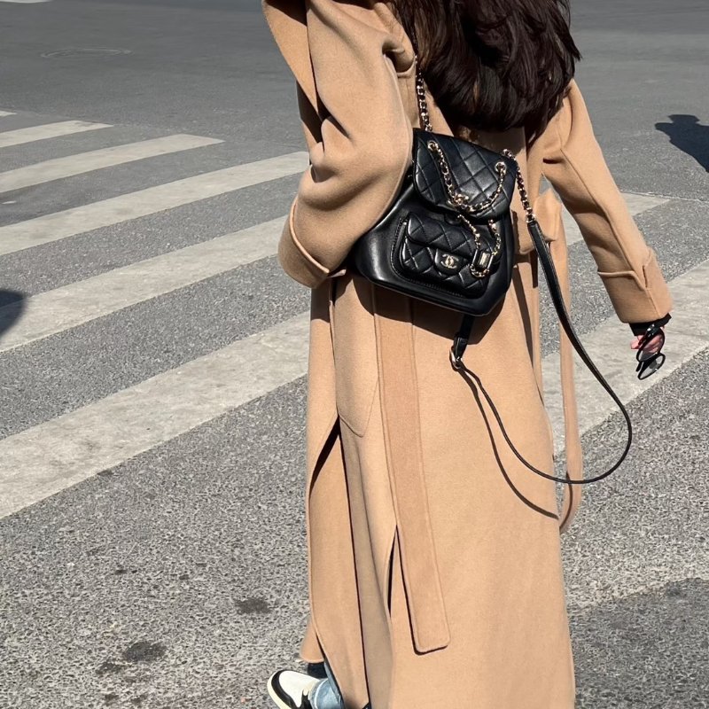 CHANEL DUMA小款黑金牛後背雙肩包-11