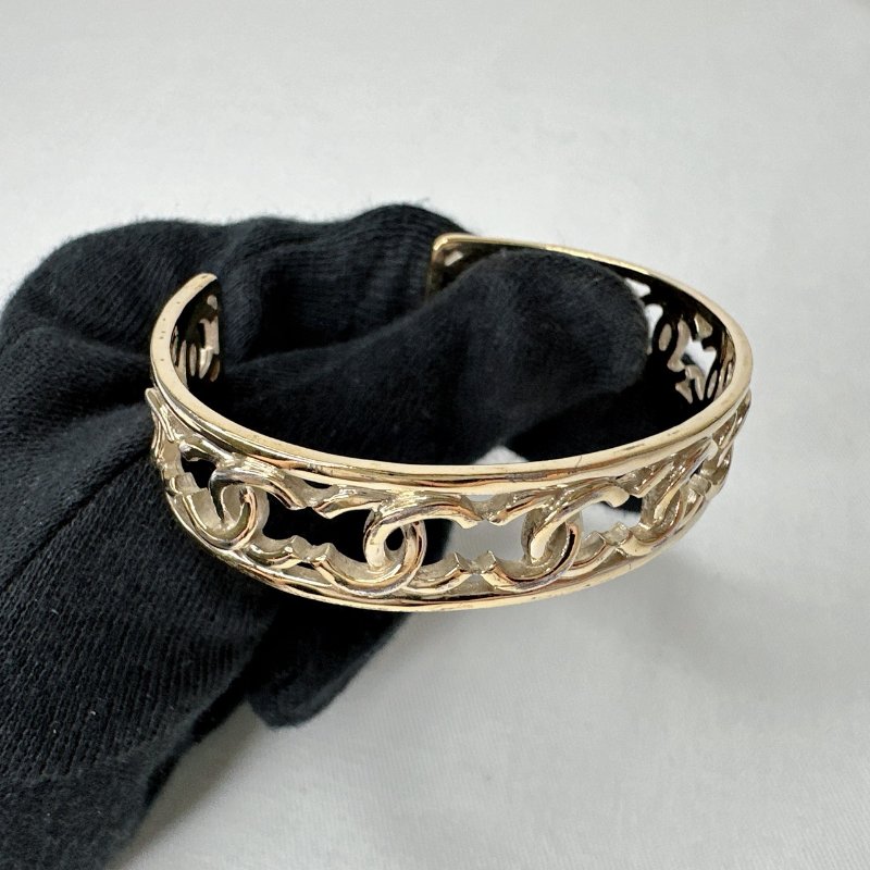 CHANEL 雙C淡金鏤空手鐲-2