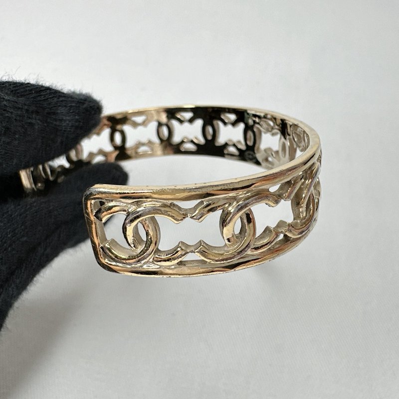 CHANEL 雙C淡金鏤空手鐲-3