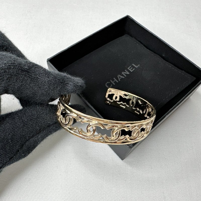 CHANEL 雙C淡金鏤空手鐲-5