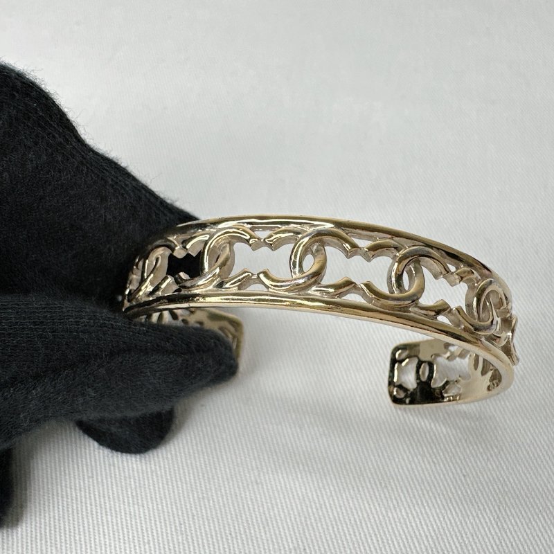 CHANEL 雙C淡金鏤空手鐲-6