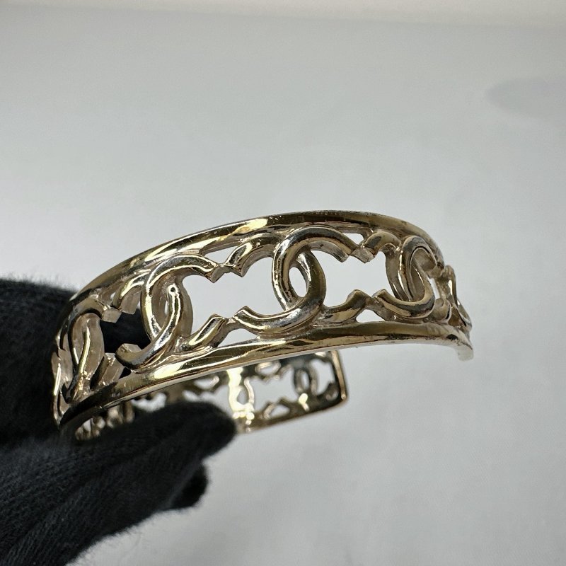 CHANEL 雙C淡金鏤空手鐲-7