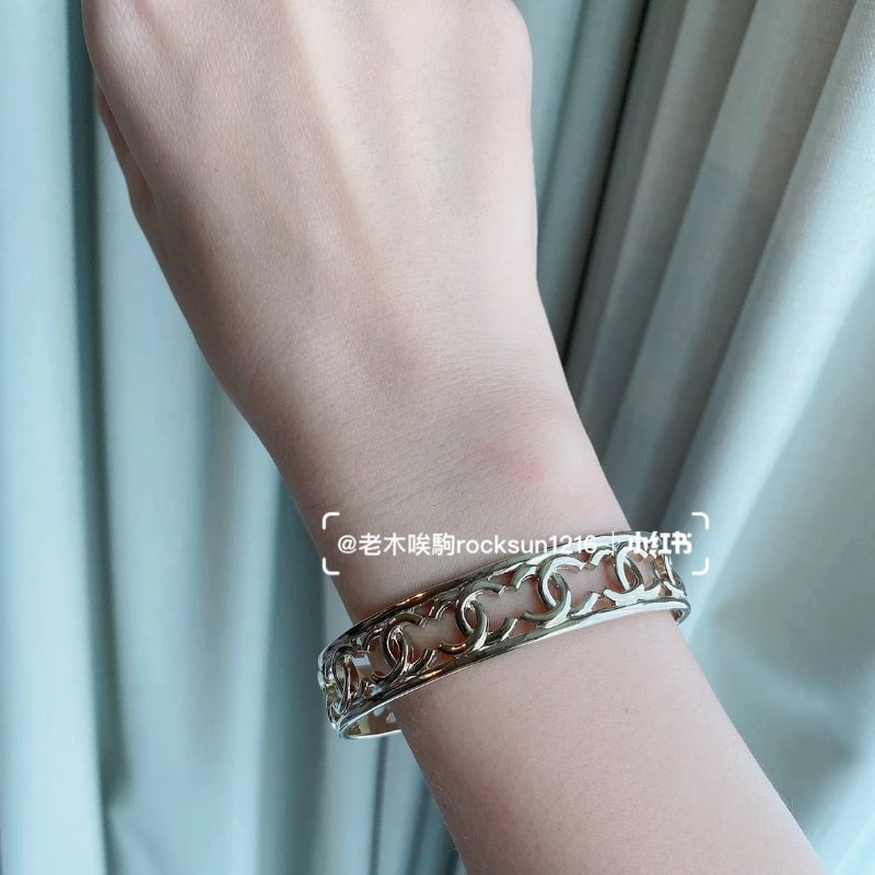 CHANEL 雙C淡金鏤空手鐲-11