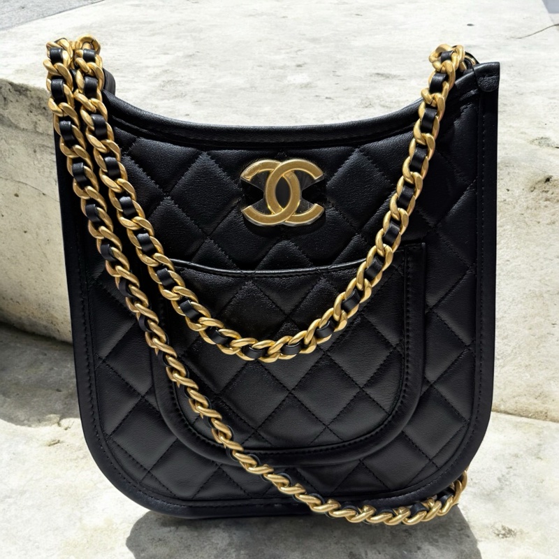 CHANEL菱格紋大雙CLOGO皮穿練HOBO包黑金（晶片款）-0