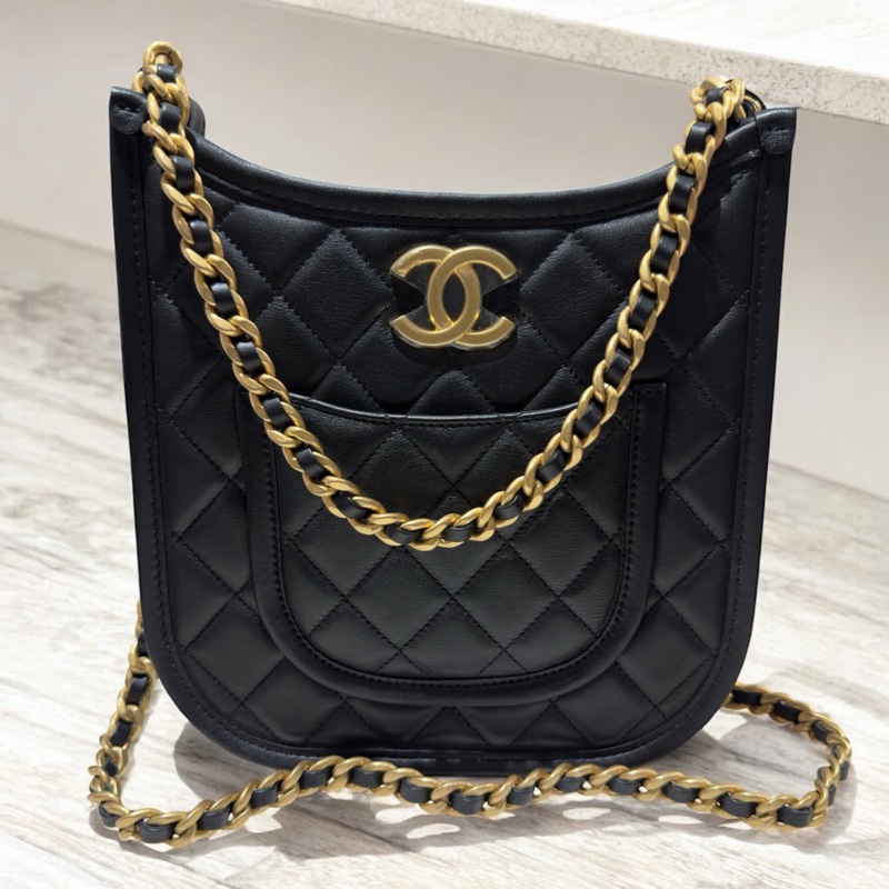 CHANEL菱格紋大雙CLOGO皮穿練HOBO包黑金（晶片款）-1