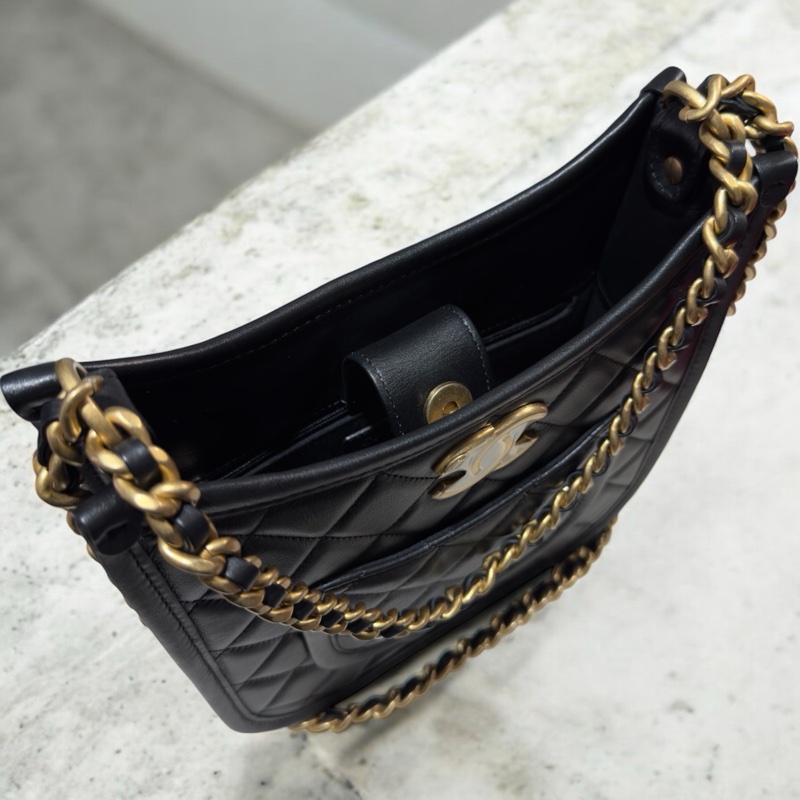 CHANEL菱格紋大雙CLOGO皮穿練HOBO包黑金（晶片款）-4