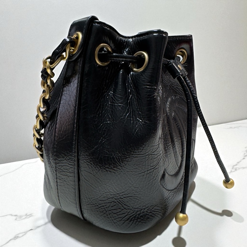 CHANEL爆裂牛皮霧淡金大雙C束口小金球水桶包-1