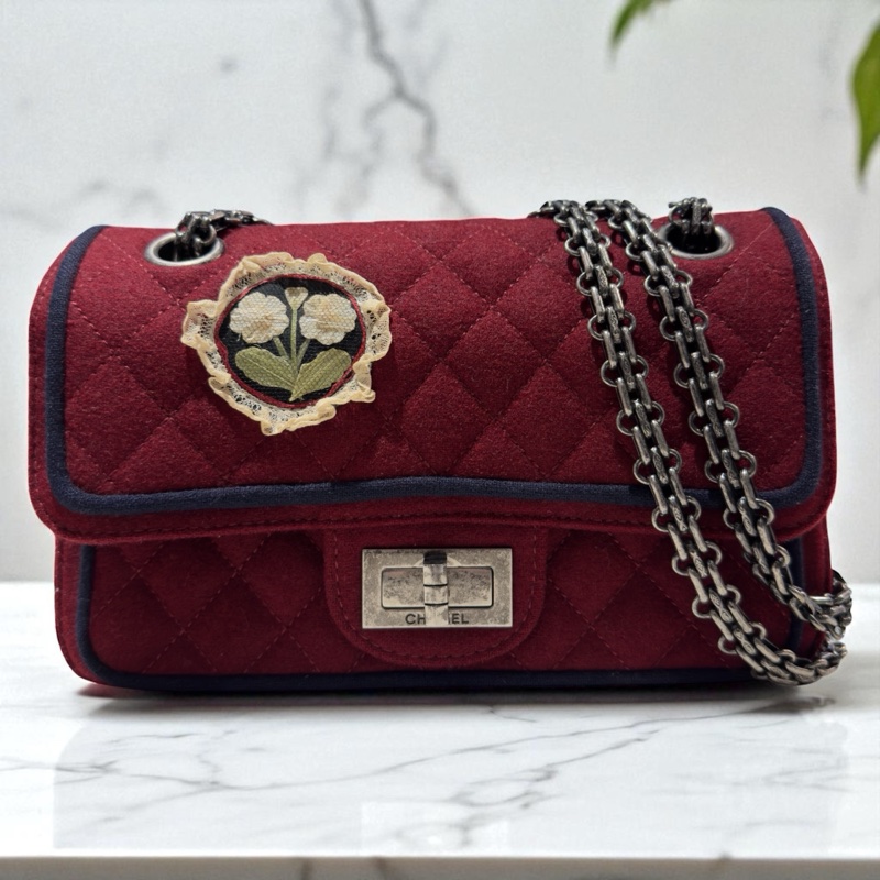 CHANEL限量霧銀復刻毛呢蕾絲花朵徽章鏈包(酒紅)-0