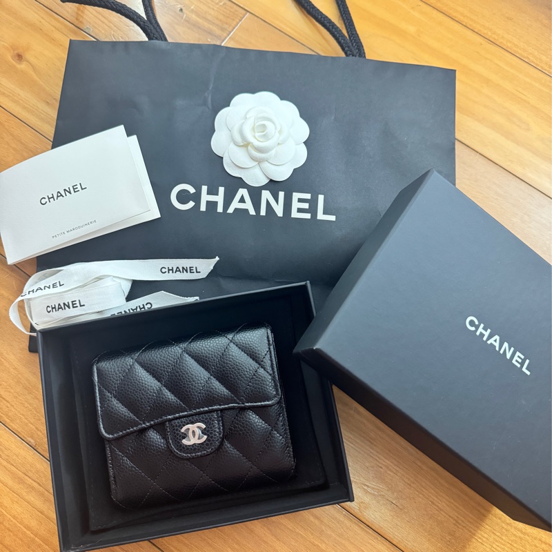 ✶芯片款✶Chanel 香奈兒 經典口蓋三折短夾 黑銀荔枝皮-0