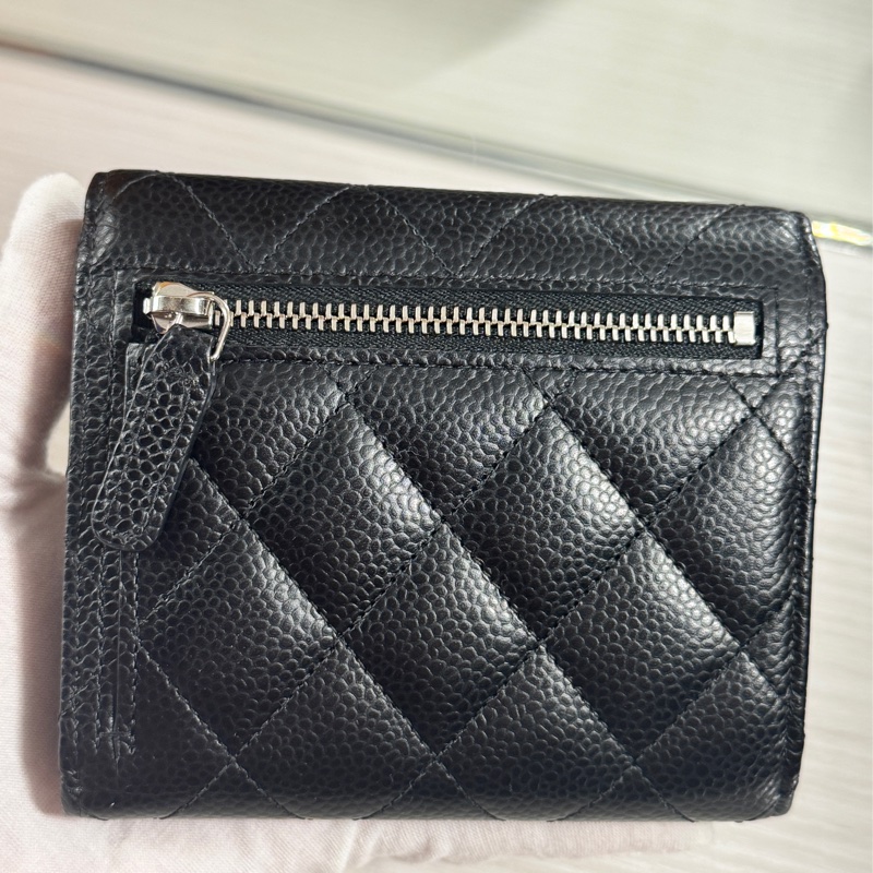 ✶芯片款✶Chanel 香奈兒 經典口蓋三折短夾 黑銀荔枝皮-3