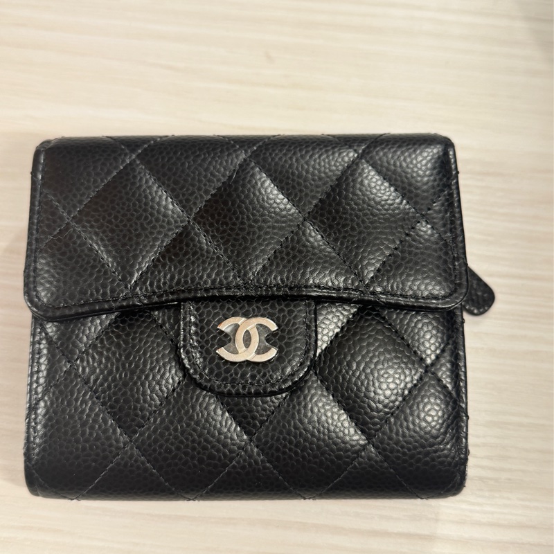 ✶芯片款✶Chanel 香奈兒 經典口蓋三折短夾 黑銀荔枝皮-6