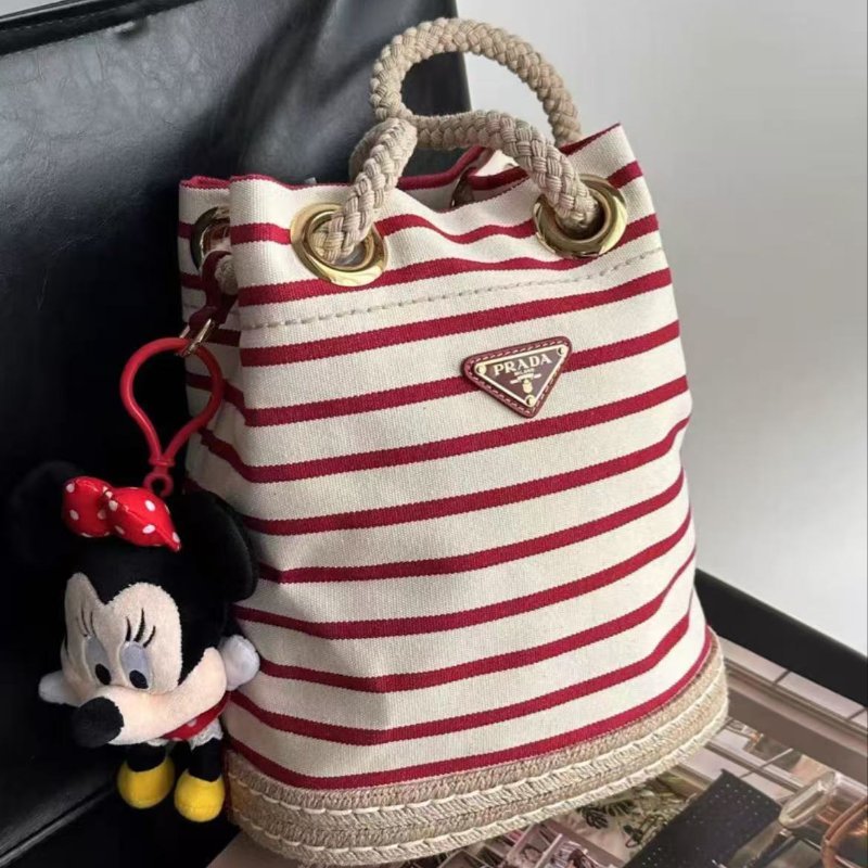 prada mariner 小號紅色條紋草編水桶斜背包 28×23.5×15,全新閒置配件塵袋-1