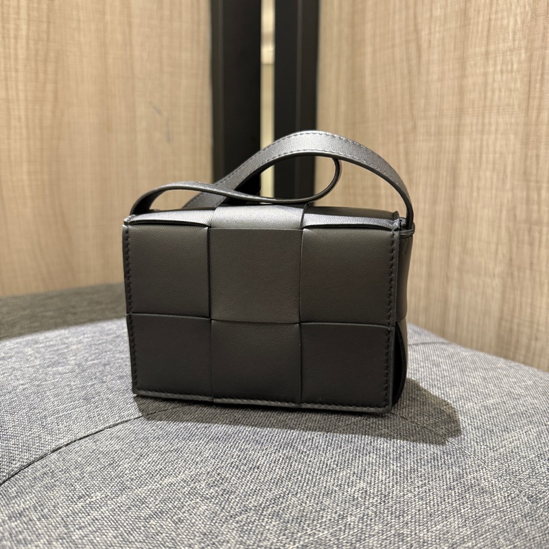 BV Candy Cassette 黑色大格全皮編織翻蓋迷你斜背包-0