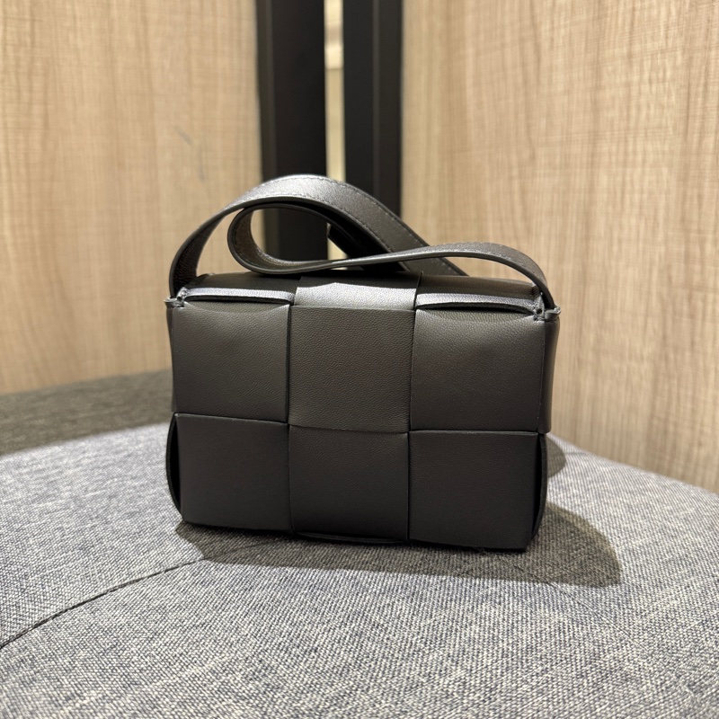 BV Candy Cassette 黑色大格全皮編織翻蓋迷你斜背包-1