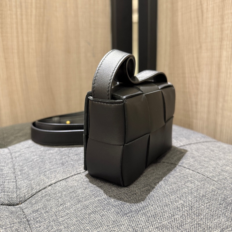 BV Candy Cassette 黑色大格全皮編織翻蓋迷你斜背包-2