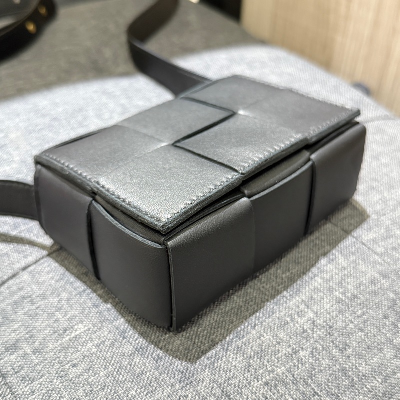 BV Candy Cassette 黑色大格全皮編織翻蓋迷你斜背包-3